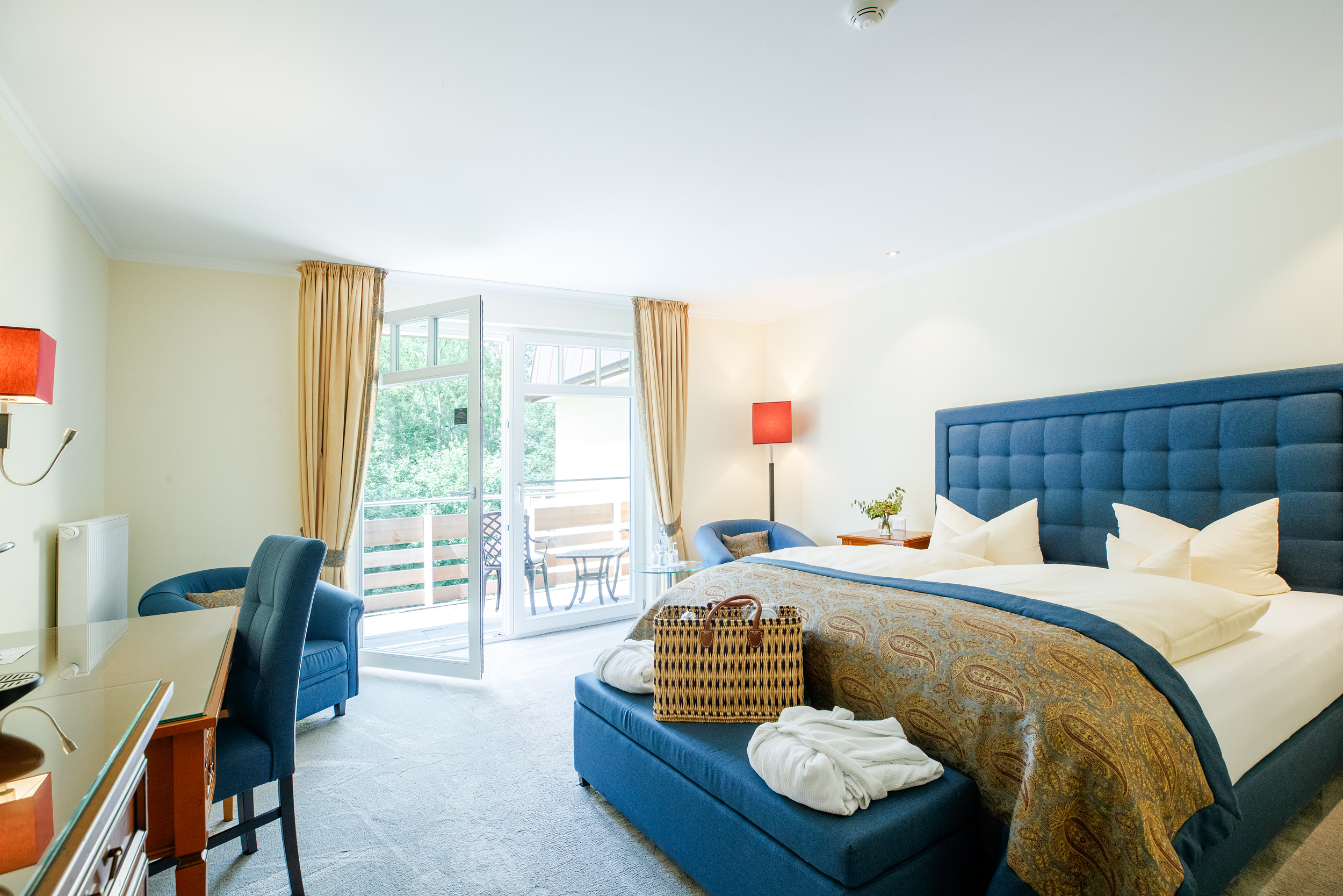 Zimmer mit Schreibtisch Stuhl und Bett