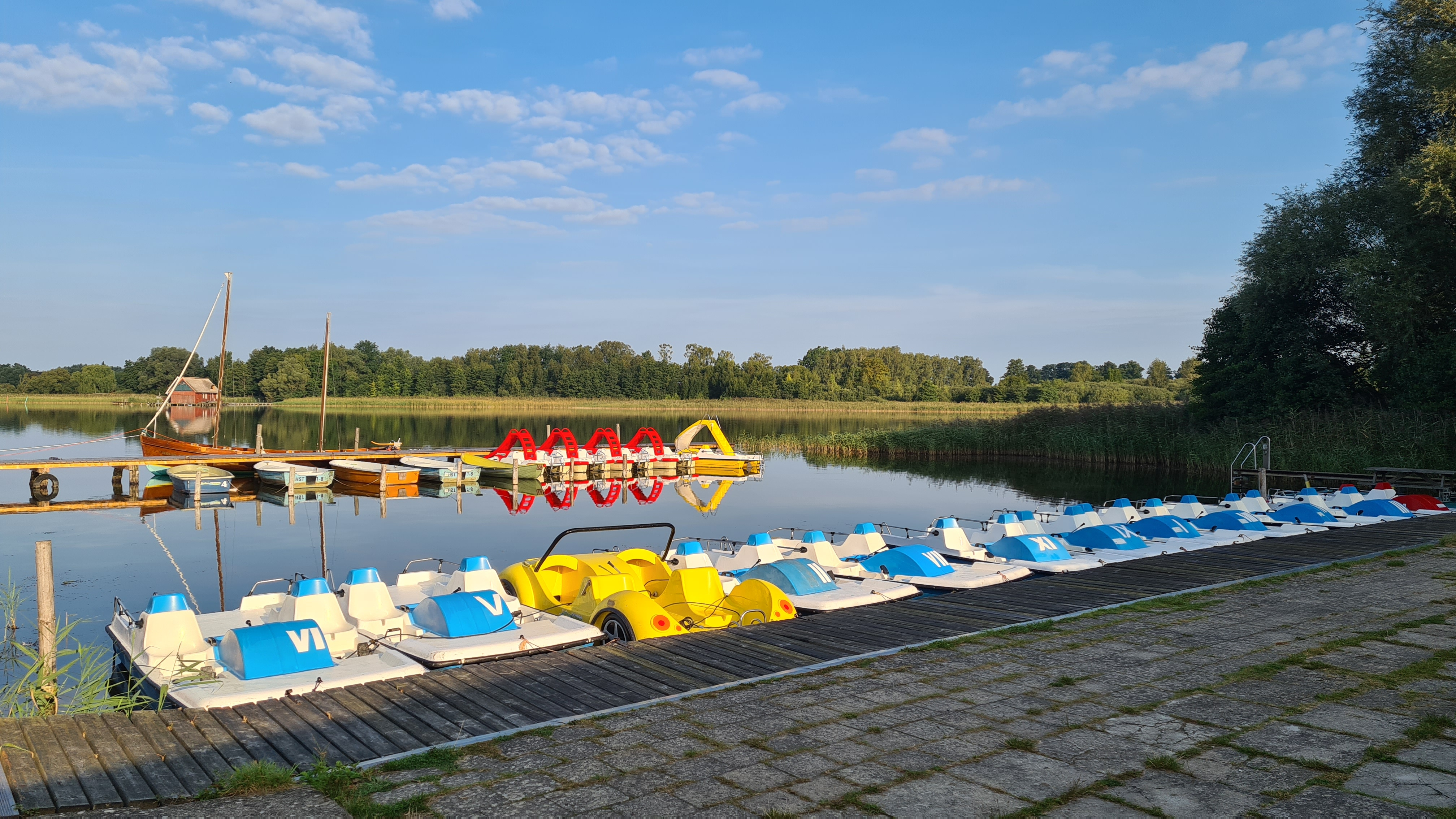 Tretboote am Anlieger
