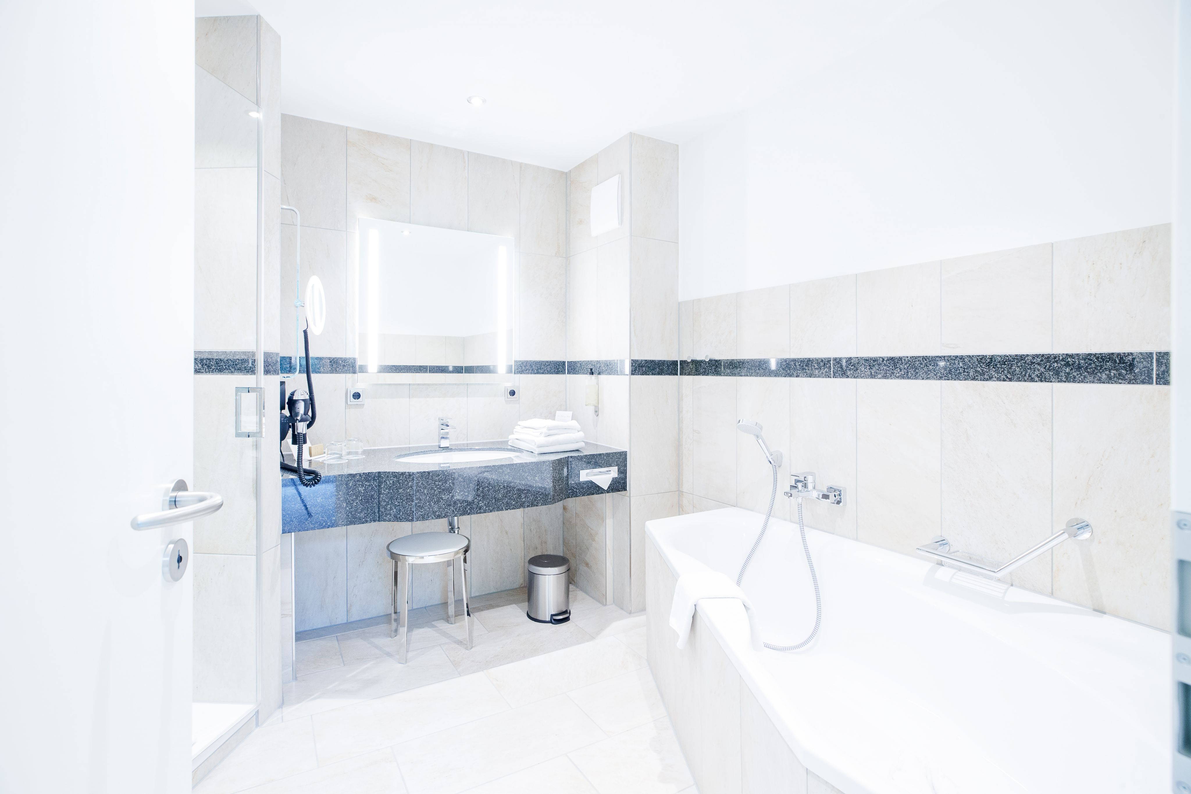 Badewanne , Spiegel und Waschbecken